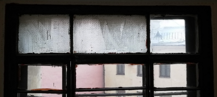 3-я линия, 48. Декоративное стекло "муранезе" в окнах лестницы. Фрамуга на площадке 4-5 этажа. Фото 2020